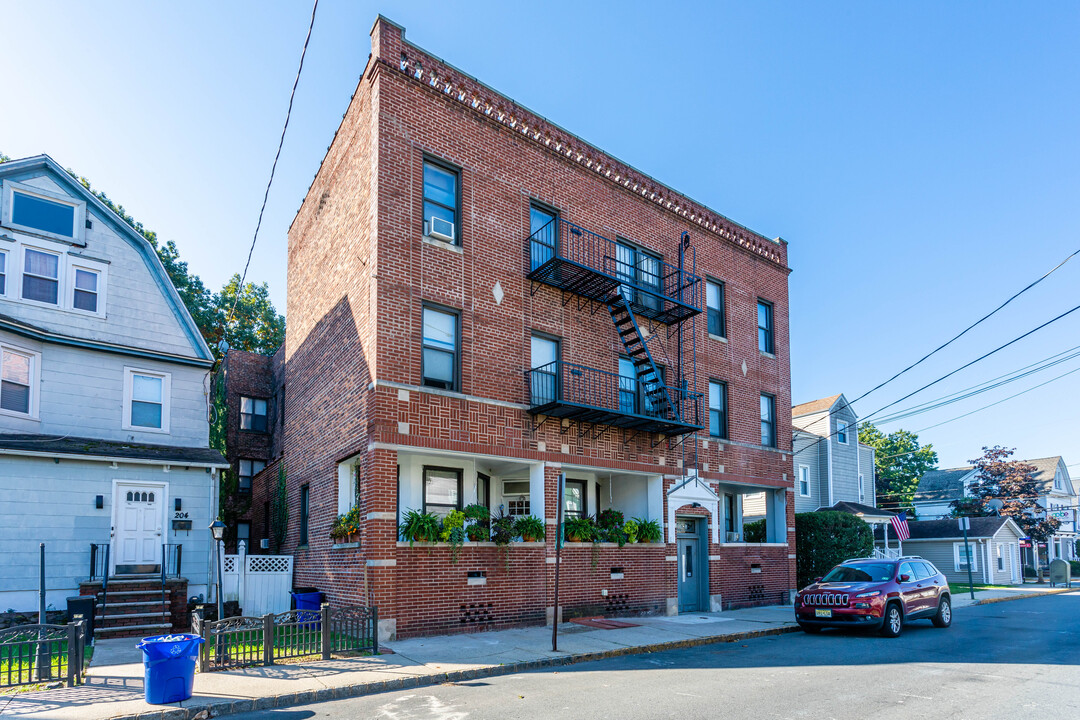 206 Montgomery Street Apartments in Bloomfield, NJ - Foto de edificio