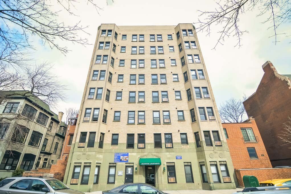 555 W Arlington in Chicago, IL - Foto de edificio