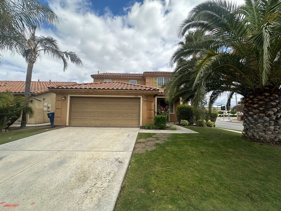 6302 Hawk Creek Dr in Bakersfield, CA - Building Photo