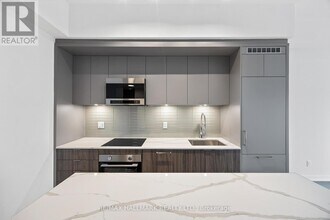 863 St Clair Ave W in Toronto, ON - Building Photo - Building Photo