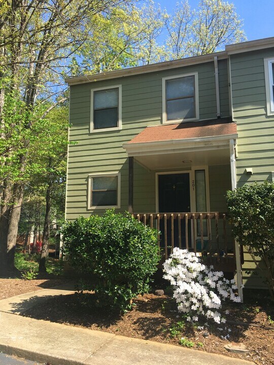 201 Cedarwood Ln in Carrboro, NC - Building Photo