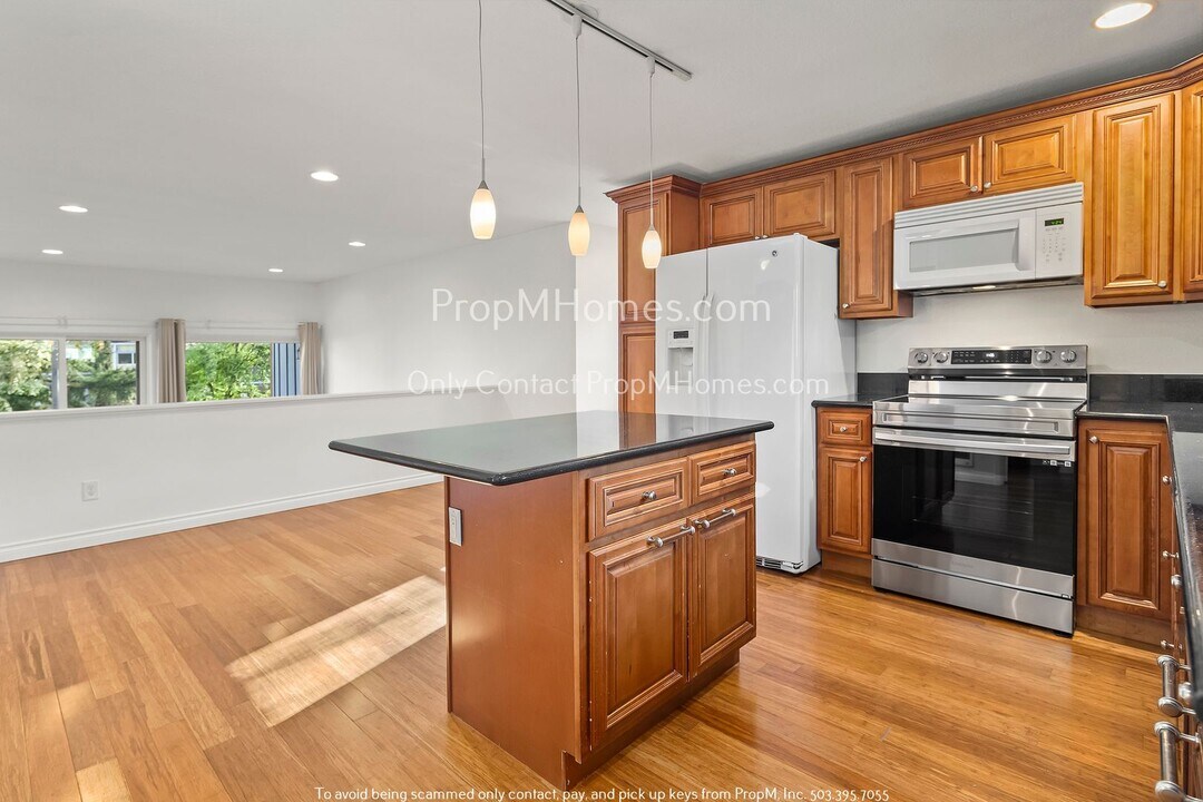 4 Touchstone Dr in Lake Oswego, OR - Building Photo