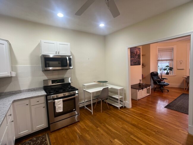 122 Day St, Unit 3 in Boston, MA - Foto de edificio - Building Photo