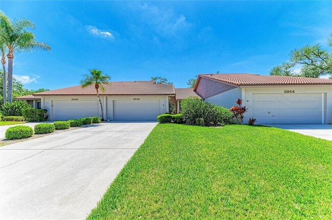 3946 Wilshire Cir E in Sarasota, FL - Building Photo - Building Photo