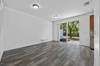 7013 Romana Way in Naples, FL - Foto de edificio - Building Photo