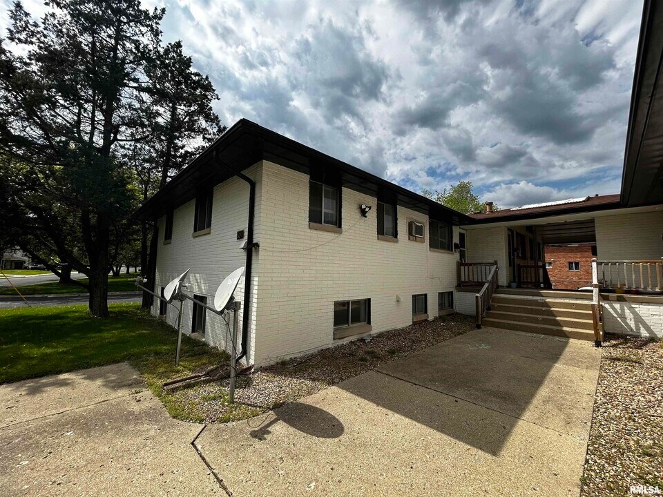 2613 W Wardcliffe Dr in Peoria, IL - Building Photo