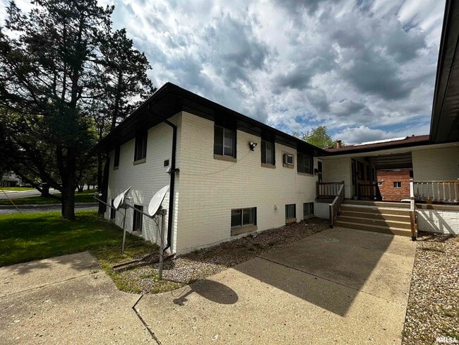 2613 W Wardcliffe Dr