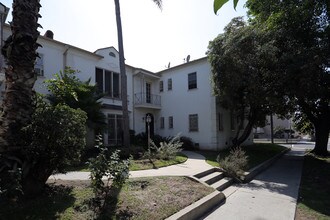 7916-7927 Rosewood Ave in Los Angeles, CA - Building Photo - Building Photo