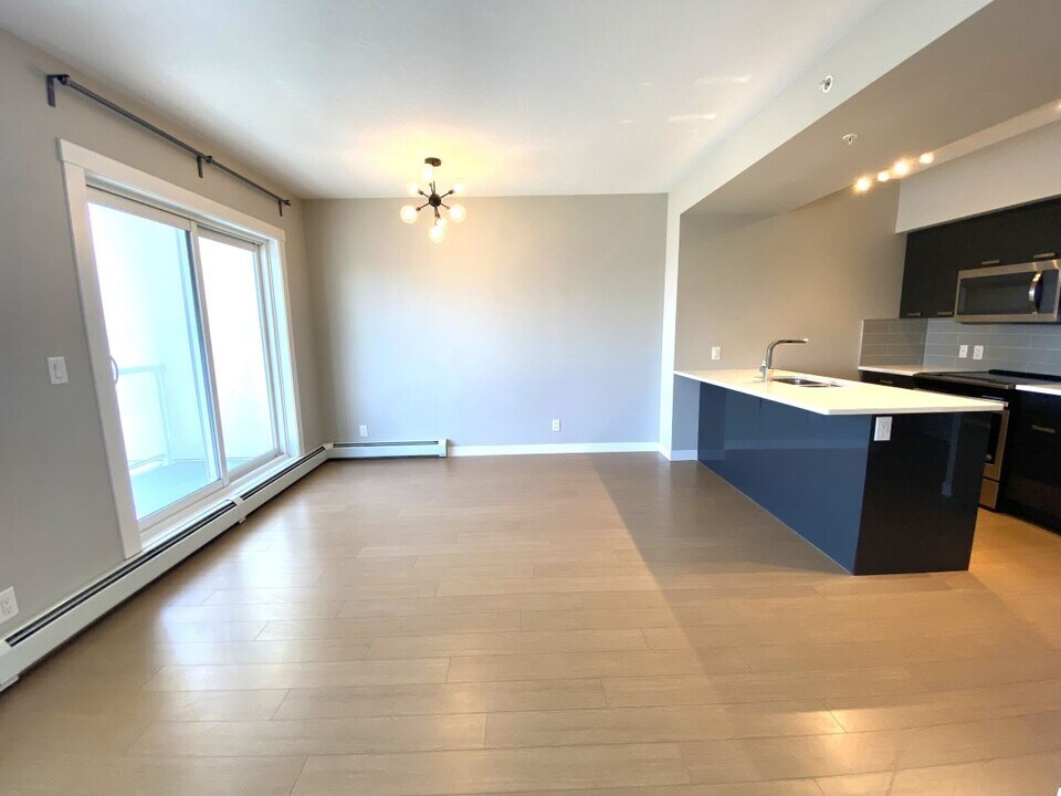 10410-10102 102 Ave NW in Edmonton, AB - Building Photo