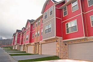 235 S Rolling Woods Way in Fayetteville, AR - Building Photo