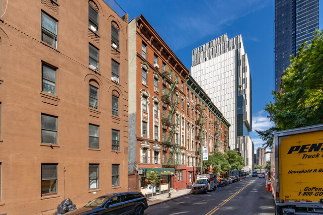 503-505 E 73rd St in New York, NY - Building Photo - Primary Photo