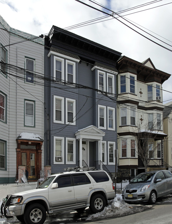 121 Hutton St in Jersey City, NJ - Building Photo
