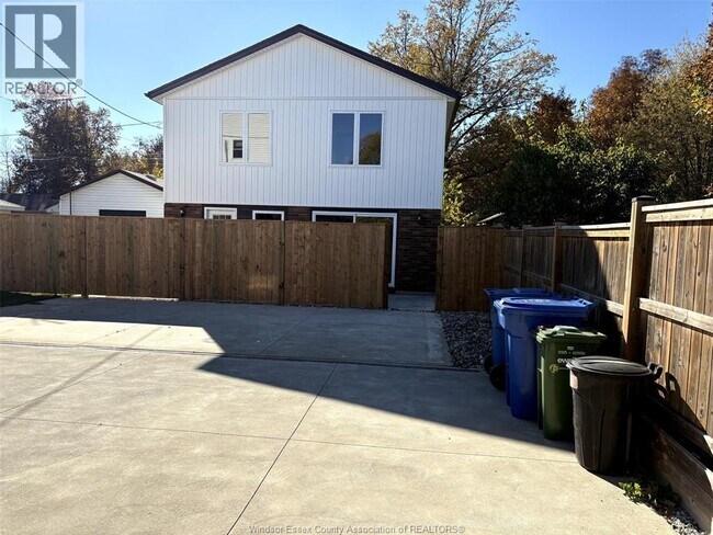 3933 Woodward Blvd in Windsor, ON - Building Photo - Building Photo