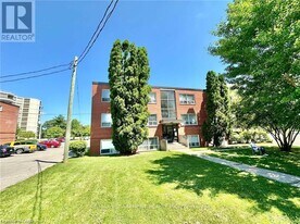 37 Mericourt Rd in Hamilton, ON - Building Photo