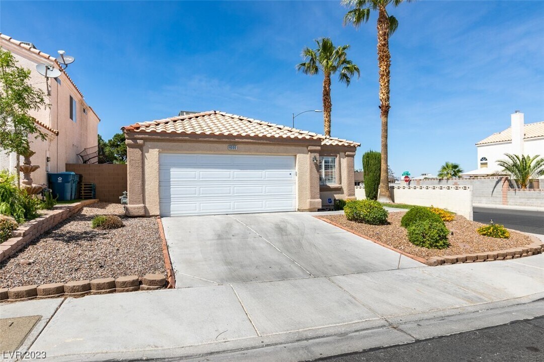8000 Tulum Ct in Las Vegas, NV - Building Photo