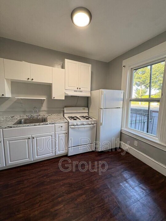64 Hollis St in Framingham, MA - Building Photo