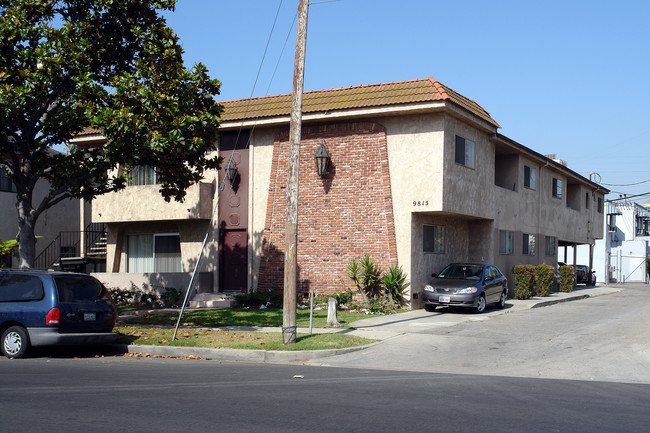 9815 S Isis Ave in Los Angeles, CA - Building Photo - Building Photo