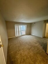 1450 Meadowview Dr in Marion, IA - Foto de edificio - Building Photo