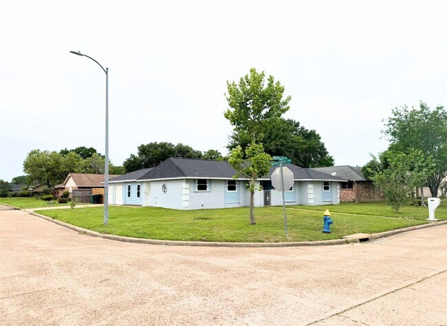 5503 Bertellis Ln in Houston, TX - Building Photo - Building Photo