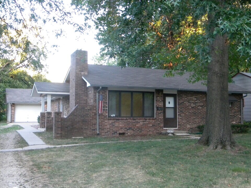 2018 Barker Ct in Lawrence, KS - Foto de edificio