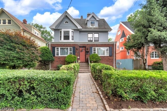 558 Argyle Ave