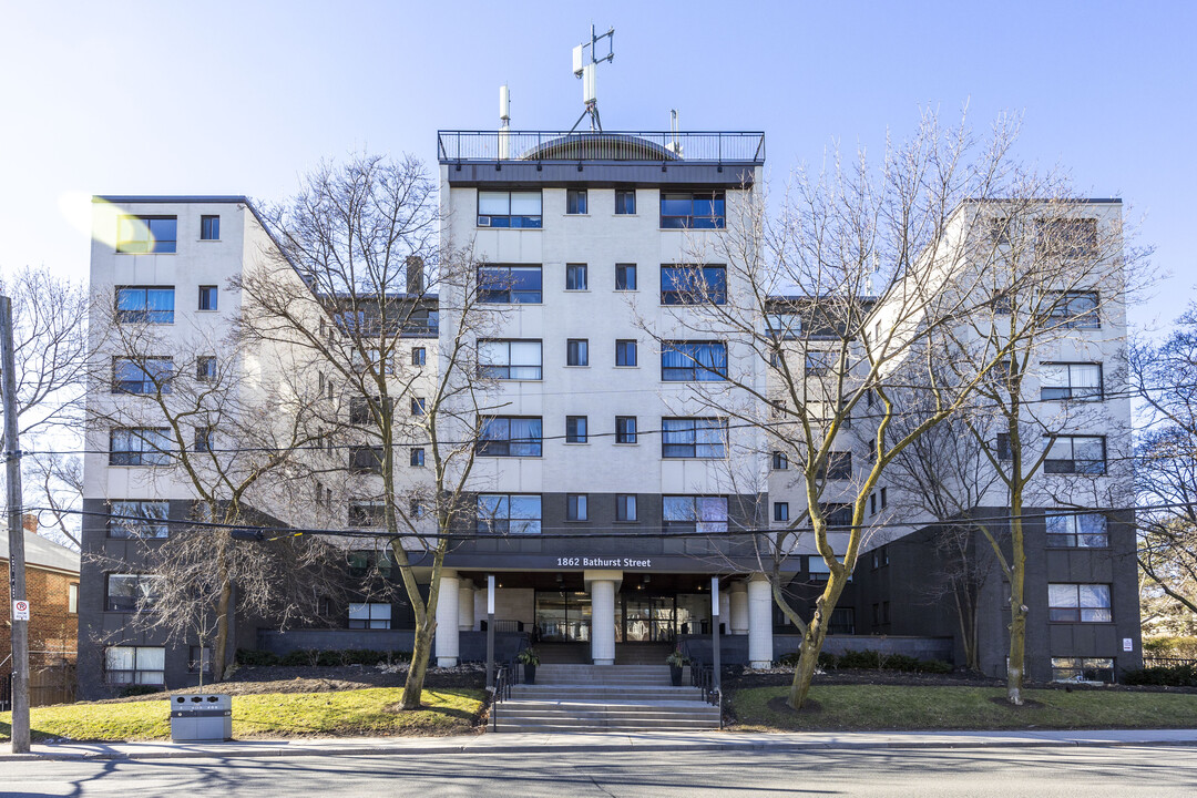 Ava Manor in Toronto, ON - Building Photo