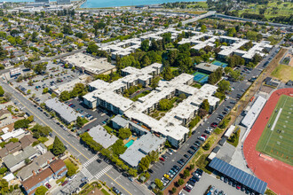 Woodlake Condominiums in San Mateo, CA - Foto de edificio - Building Photo