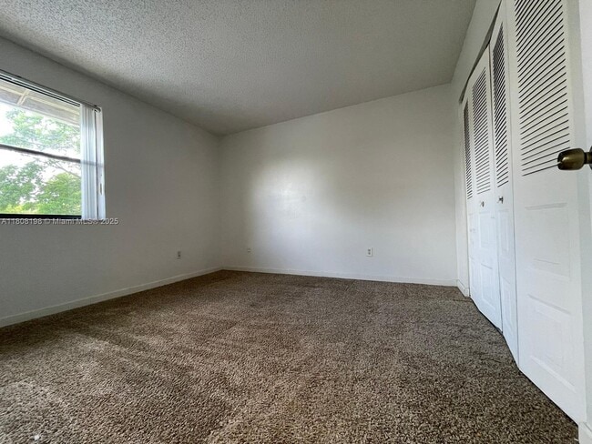20105 NE 3rd Ct in Miami, FL - Building Photo - Building Photo