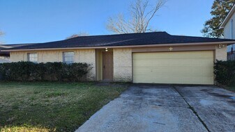 9908 Thrush St in La Porte, TX - Building Photo