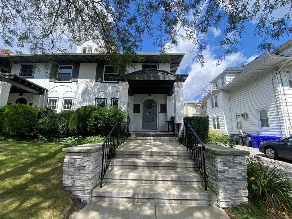 404 Lloyd Ave in Providence, RI - Building Photo