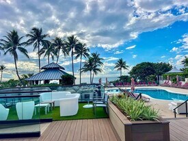 5225 Collins Ave in Miami Beach, FL - Building Photo