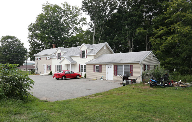 128 Broadway St in Colchester, CT - Foto de edificio - Building Photo