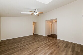 8406 Southern Springs Way in Indianapolis, IN - Foto de edificio - Building Photo