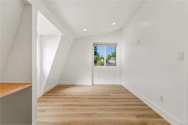 6200 Woodlake Ave in Los Angeles, CA - Building Photo - Building Photo