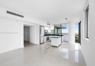 92 SW 3rd St in Miami, FL - Building Photo - Building Photo