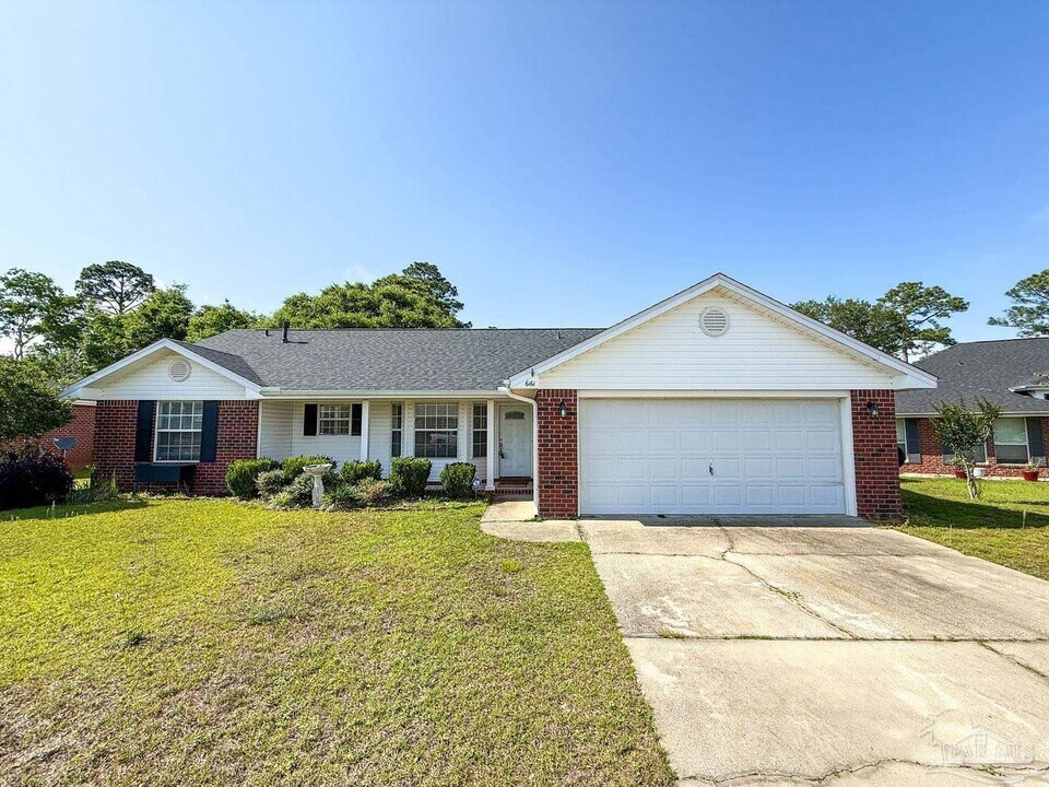 6161 Meursalt Rd in Milton, FL - Building Photo