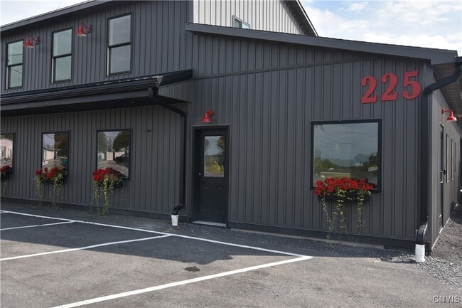 225 Clinton Rd in New Hartford, NY - Building Photo - Building Photo