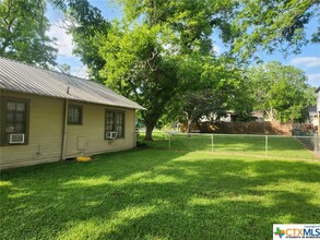 121 Ave G in Shiner, TX - Foto de edificio - Building Photo