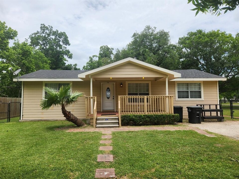 202 Avenue E in Alvin, TX - Building Photo