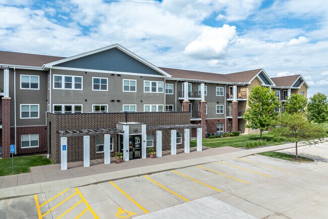 Sierra Pointe Apartments in West Des Moines, IA - Foto de edificio - Building Photo
