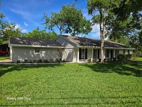 52 Oyster Creek Ct in Lake Jackson, TX - Building Photo - Building Photo