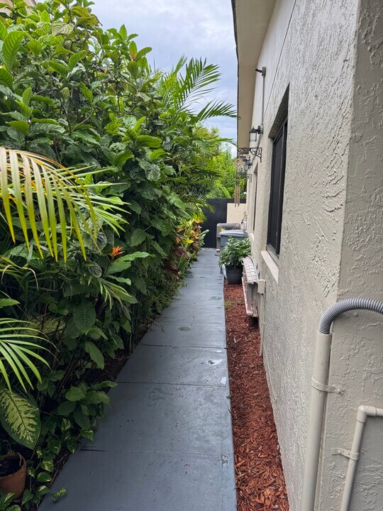 2437 SW 11th St in Miami, FL - Building Photo