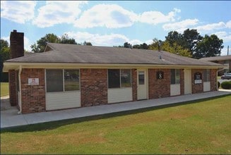 Albany Acres Apartments in New Albany, MS - Building Photo - Building Photo