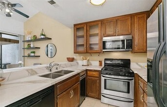 2526 W MacArthur Blvd in Santa Ana, CA - Building Photo - Building Photo