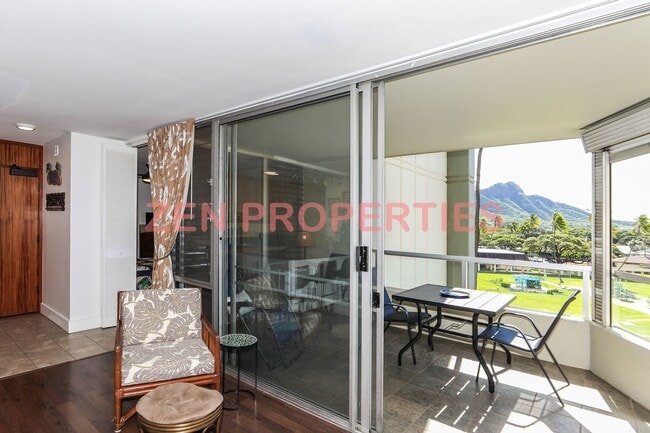 2600 Pualani Way in Honolulu, HI - Building Photo - Building Photo