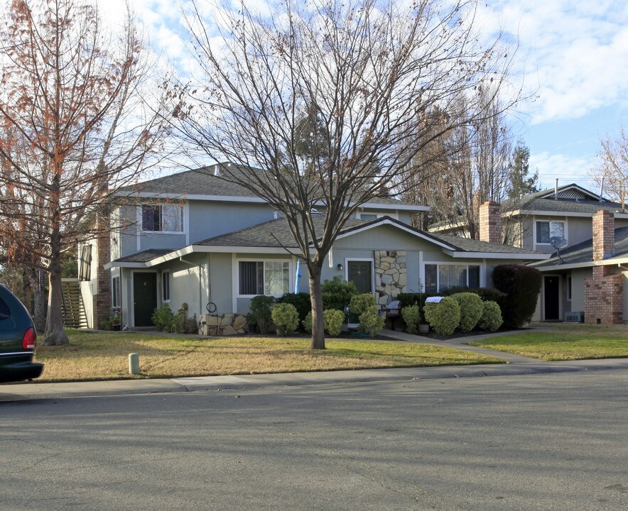 Gaddi Grove Townhomes in Sacramento, CA - Building Photo