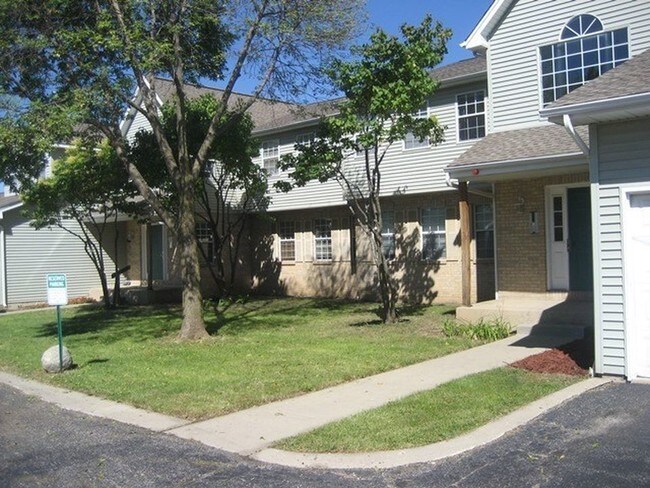 311 Village Creek Dr-Unit -2D in Lake In The Hills, IL - Building Photo - Building Photo