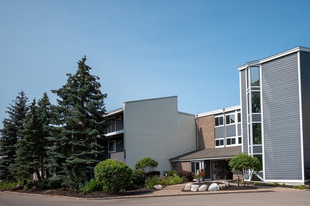 Pennbrooke in Bloomington, MN - Foto de edificio