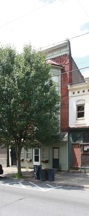 207 N Main St in Gloversville, NY - Building Photo
