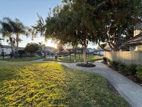 WESTWOOD VILLAGE in Manteca, CA - Foto de edificio - Building Photo